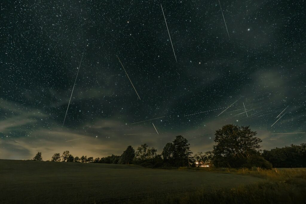 This image has an empty alt attribute; its file name is meteor-shower-1024x683.jpg